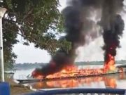 SE INCENDIA Y EXPLOTA EMBARCACIÓN QUE ENTREGABA MATERIAL EDUCATIVO EN RÍO NAPO