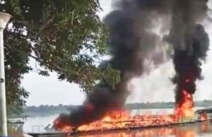 SE INCENDIA Y EXPLOTA EMBARCACIÓN QUE ENTREGABA MATERIAL EDUCATIVO EN RÍO NAPO