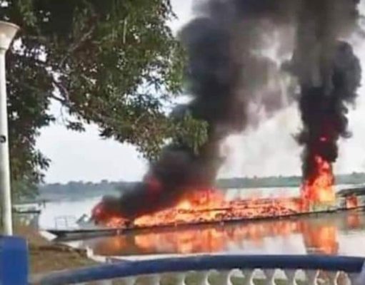SE INCENDIA Y EXPLOTA EMBARCACIÓN QUE ENTREGABA MATERIAL EDUCATIVO EN RÍO NAPO