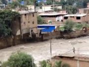 IMPRESIONANTE CAIDA DE CASA DE TRES PISOS AL RÍO RIMAC EN CHOSICA