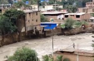 IMPRESIONANTE CAIDA DE CASA DE TRES PISOS AL RÍO RIMAC EN CHOSICA