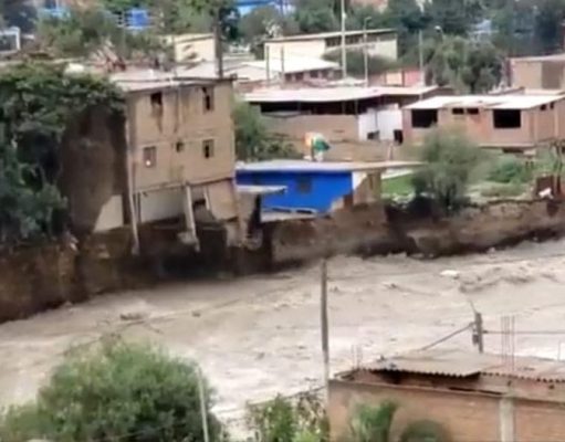IMPRESIONANTE CAIDA DE CASA DE TRES PISOS AL RÍO RIMAC EN CHOSICA