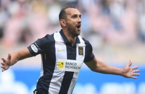 HERNÁN BARCOS DONÓ 30 COMPUTADORAS A COLEGIO DE MOYOBAMBA