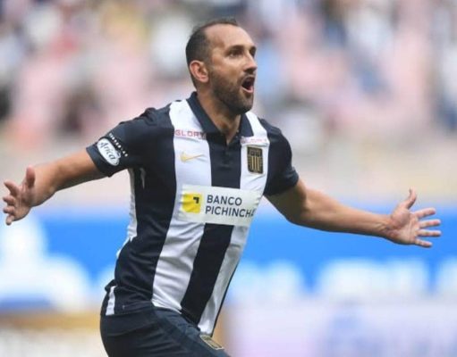 HERNÁN BARCOS DONÓ 30 COMPUTADORAS A COLEGIO DE MOYOBAMBA