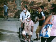 HOMBRE CAE DE CABEZA DE SU TECHO SOBRE LAVATORIO.. VIVE DE MILAGRO!!!