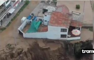 CASA DE PLAYA POR DERRUMBARSE AL PRECIPICIO