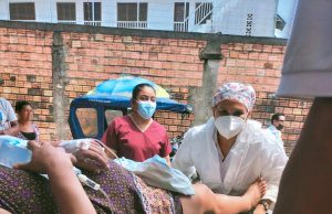 EN IQUITOS UNA MUJER DA A LUZ EN MOTOCARRO CAMINO AL HOSPITAL