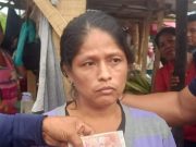 LINCHAN A MUJER QUE HACÍA PASAR BILLETES FALSOS