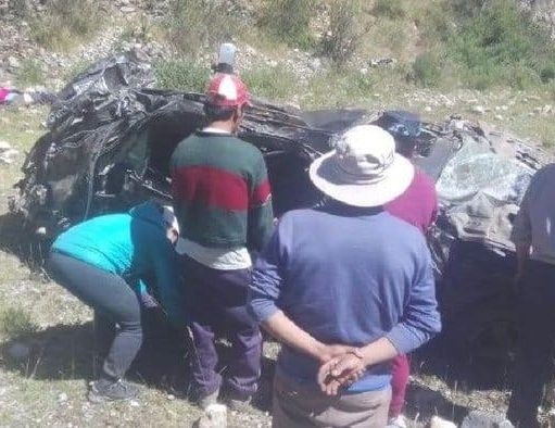 MUEREN DOS PERSONAS AL DESBARRANCARSE VEHÍCULO EN PELIGROSA CARRETERA HUANCAVELICANA