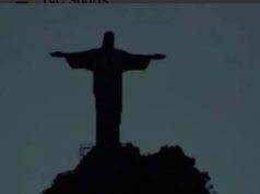 EN SOLIDARIDAD POR ATAQUES RACISTAS CONTRA EL FUTBOLISTA VINICIUS, “CRISTO REDENTOR” APAGÓ SUS LUCES