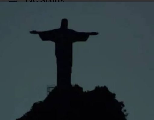 EN SOLIDARIDAD POR ATAQUES RACISTAS CONTRA EL FUTBOLISTA VINICIUS, “CRISTO REDENTOR” APAGÓ SUS LUCES